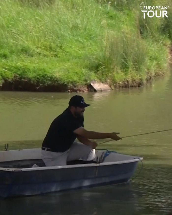 Extreme golfing to avoid a penalty! 🛶⛳️