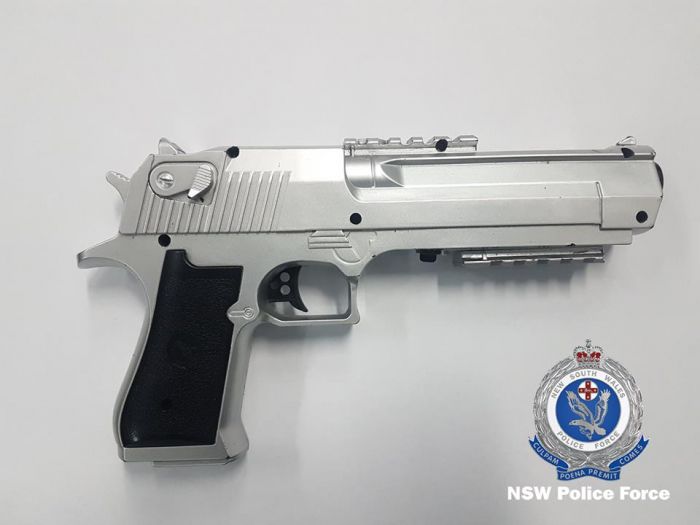 Illawarra man charged after guns and drugs found in Cringila home